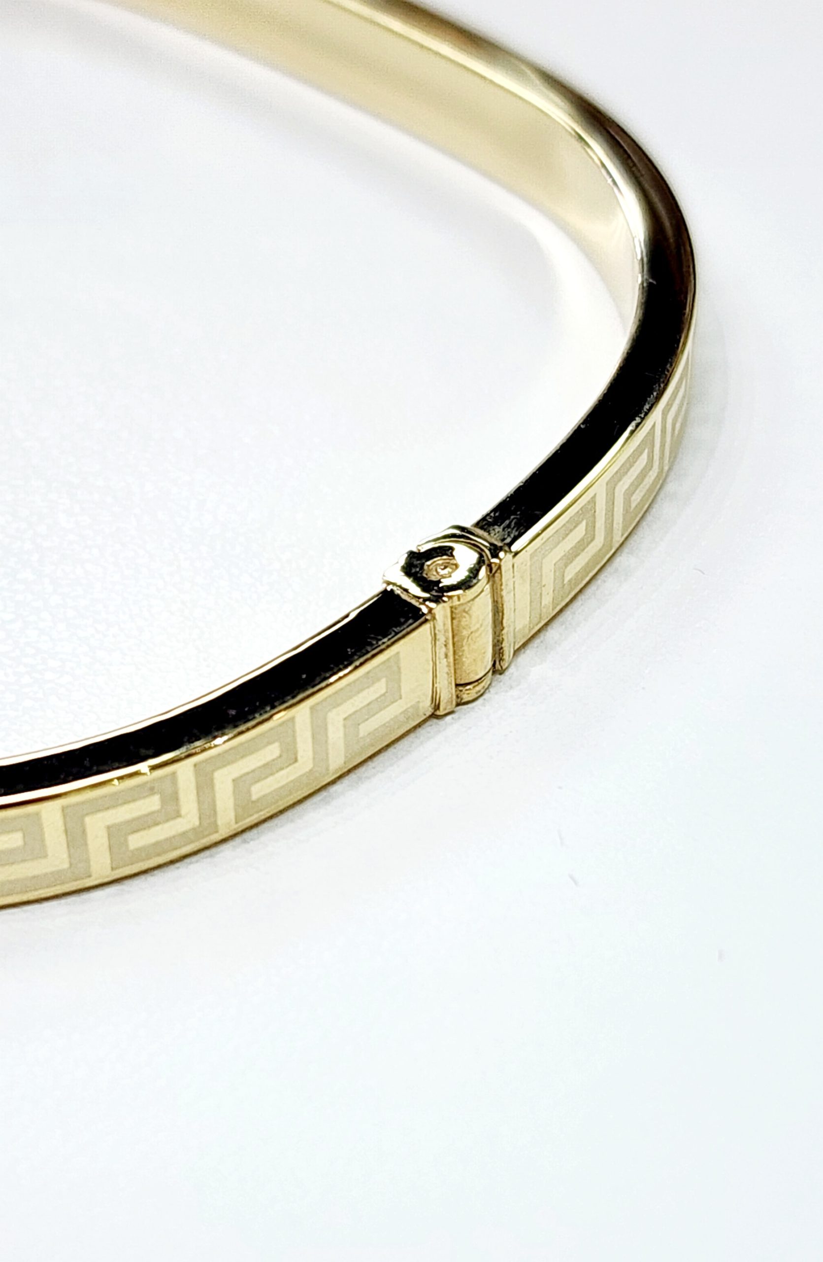 9ct Yellow Gold Polished 5mm Wide Flat Sqaure Greek Key Design Hinged Bangle Gold Chain 9ct Yellow Gold Polished 5mm Wide Flat Sqaure Greek Key Design Hinged Bangle Gold Chain