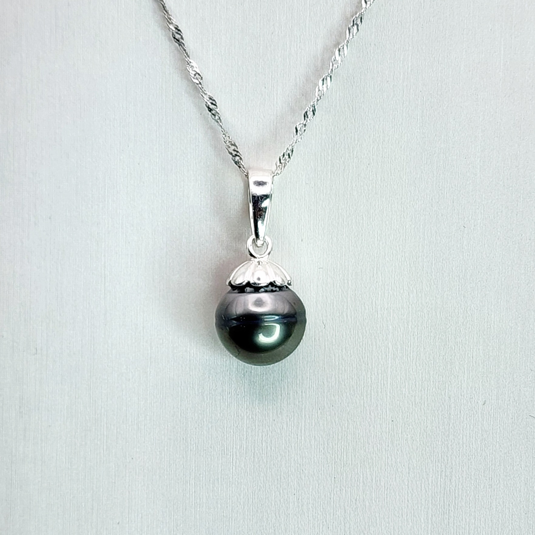 Sterling Silver 11.5-12mm Round Tahitian Pearl Pendant with Sterling Silver 8mm Fluted Cap Pearl Jewellery, Sterling Silver Pearl Jewellery Sterling Silver 11.5-12mm Round Tahitian Pearl Pendant with Sterling Silver 8mm Fluted Cap Pearl Jewellery, Sterling Silver Pearl Jewellery