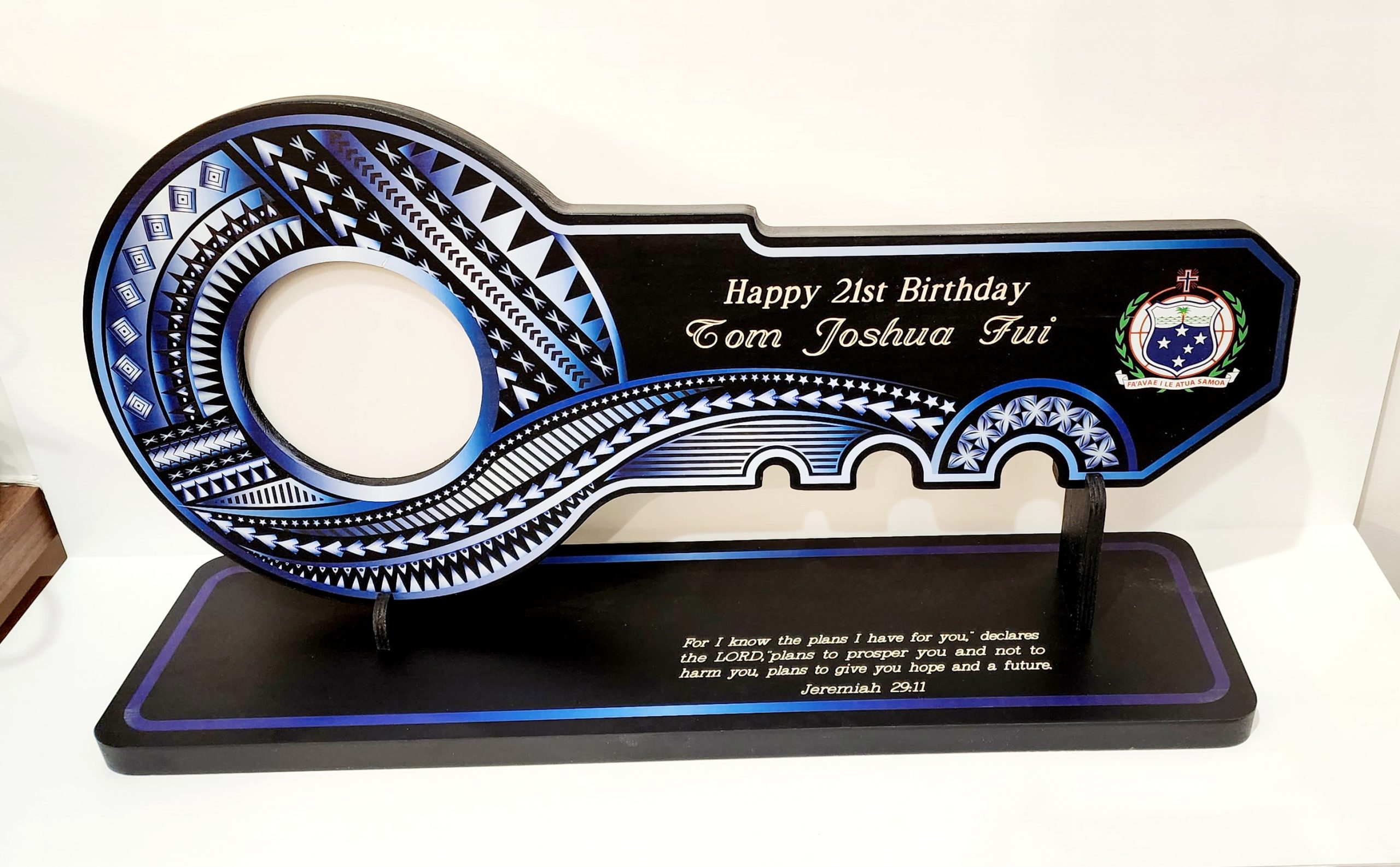 Island Design White & Blue Theme Colour UV Printed Birthday Key with Coloured Samoan Sila with Matching Colour Stand 21st Keys Island Design White & Blue Theme Colour UV Printed Birthday Key with Coloured Samoan Sila with Matching Colour Stand 21st Keys