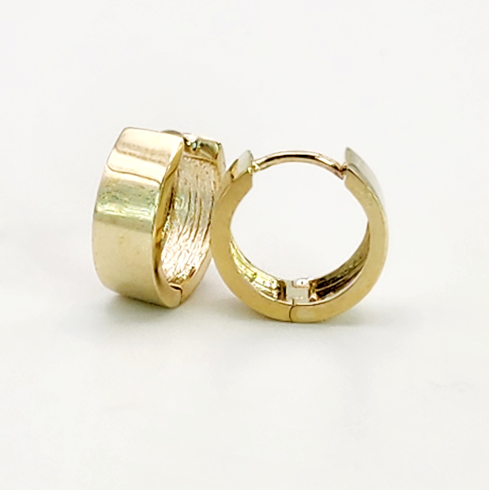 9ct Yellow Gold 4.7mm Wide Hinged Plain Huggie Earrings Gold Earrings 9ct Yellow Gold 4.7mm Wide Hinged Plain Huggie Earrings Gold Earrings