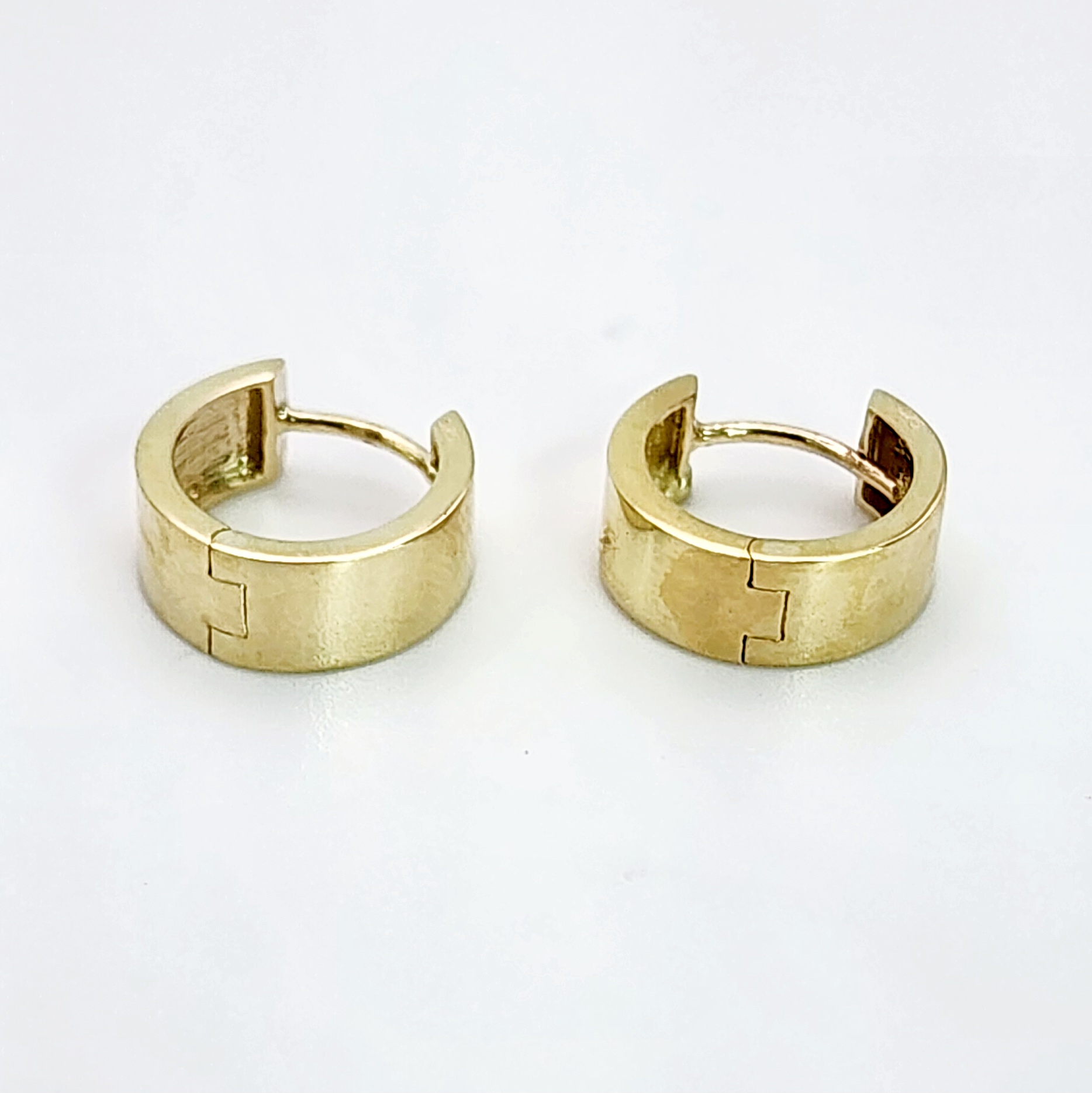 9ct Yellow Gold 4.7mm Wide Hinged Plain Huggie Earrings Gold Earrings 9ct Yellow Gold 4.7mm Wide Hinged Plain Huggie Earrings Gold Earrings
