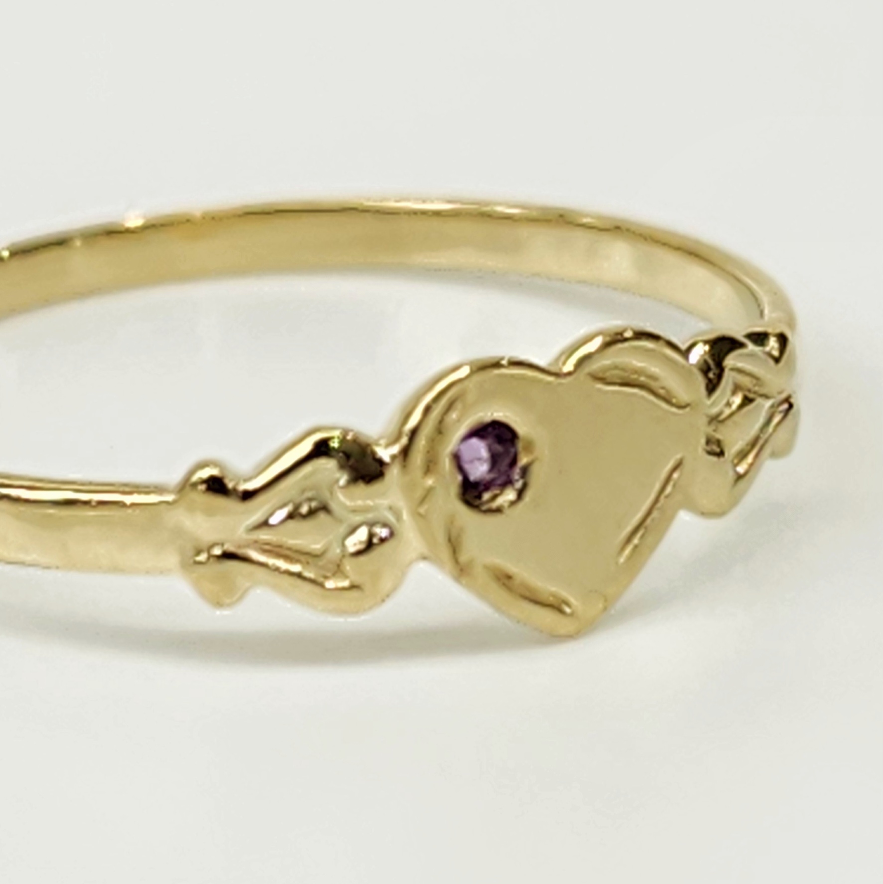 9ct Yellow Gold Single Heart Amethyst Signet Ring Gold Rings 9ct Yellow Gold Single Heart Amethyst Signet Ring Gold Rings