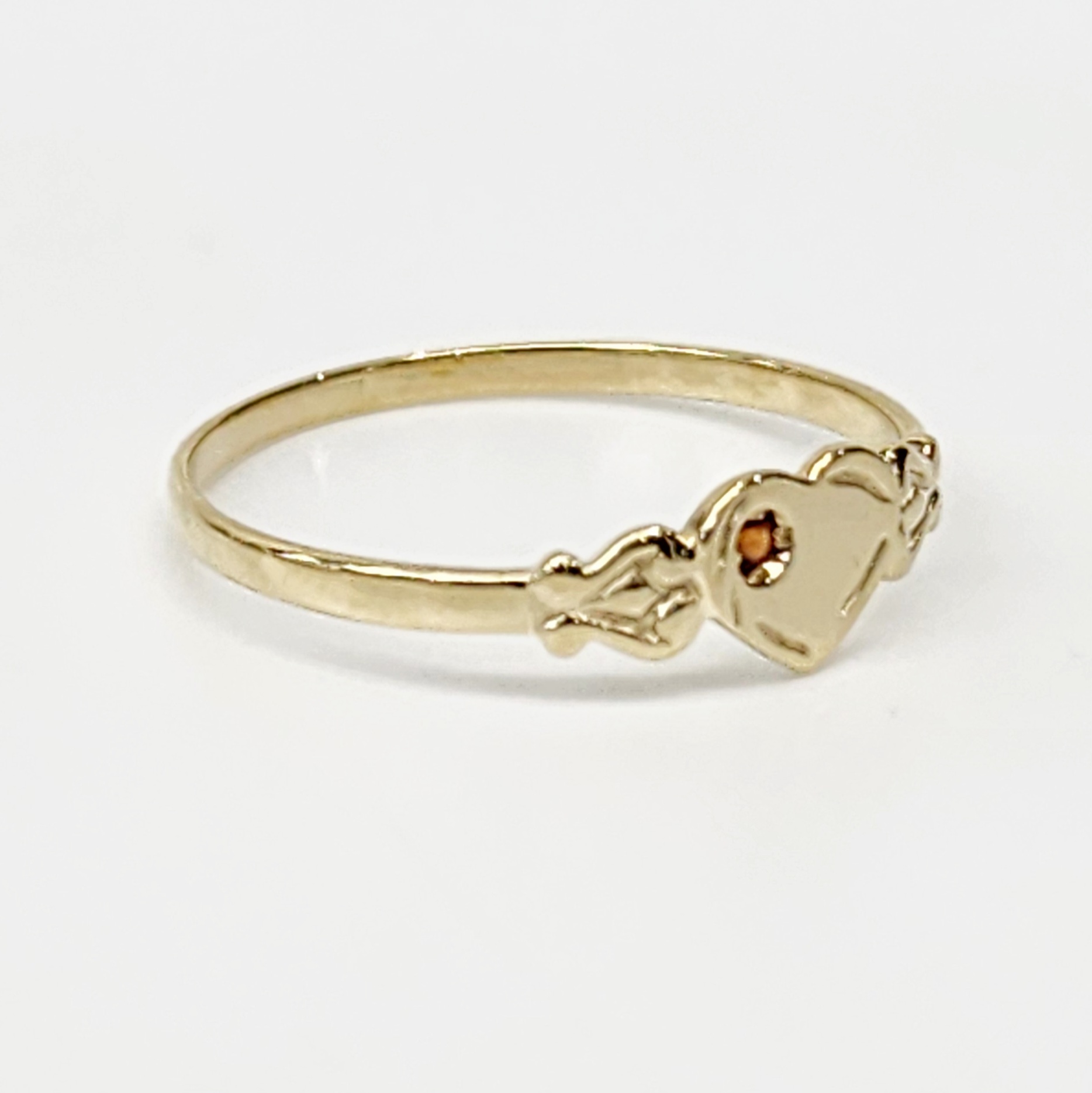9ct Yellow Gold Single Heart Garnet Signet Ring Gold Rings 9ct Yellow Gold Single Heart Garnet Signet Ring Gold Rings