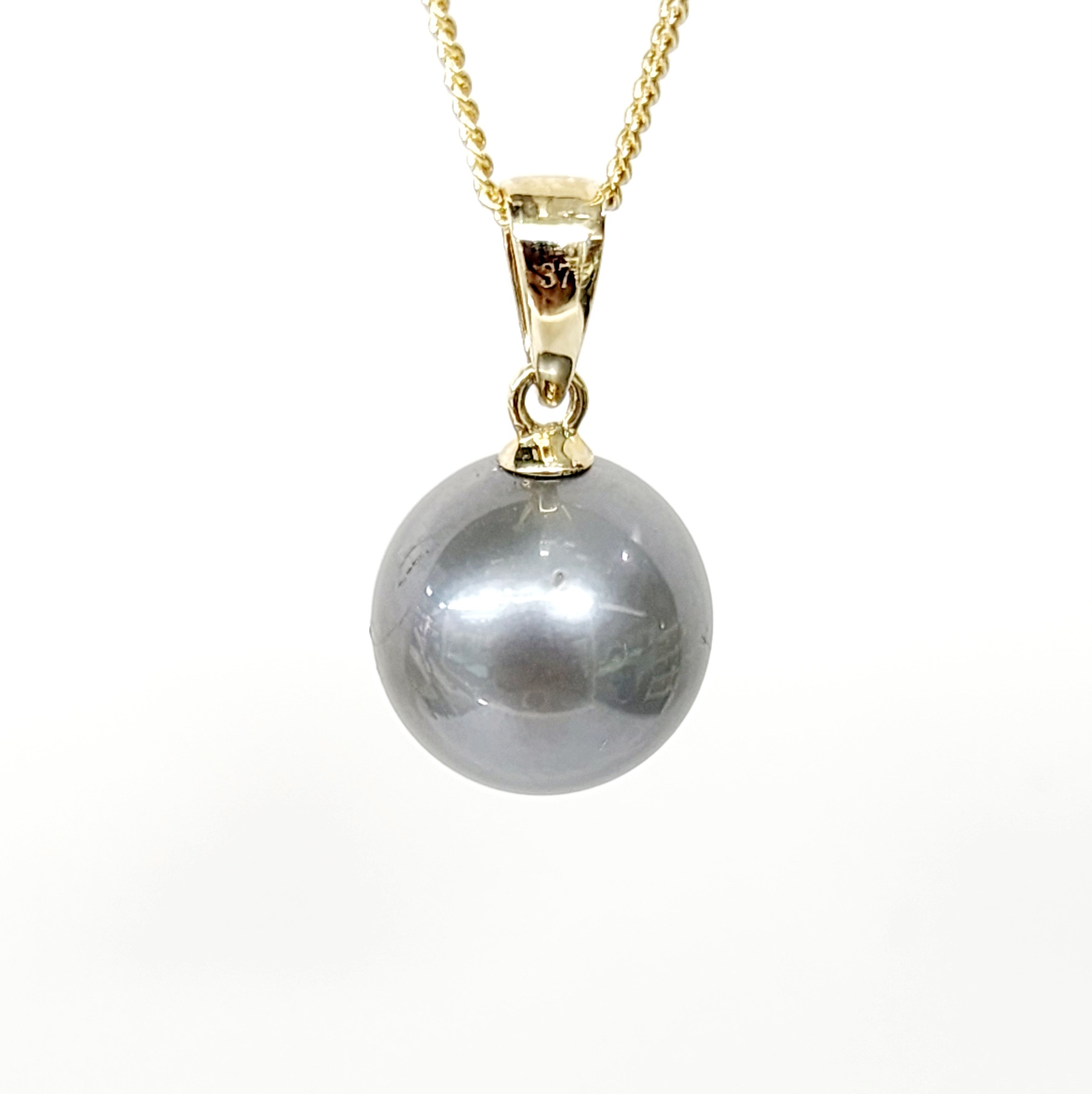 9ct Yellow Gold Cap with12mm Round Tahitian Grey Shade Pearl Pendant 9ct Yellow Gold Cap with12mm Round Tahitian Grey Shade Pearl Pendant