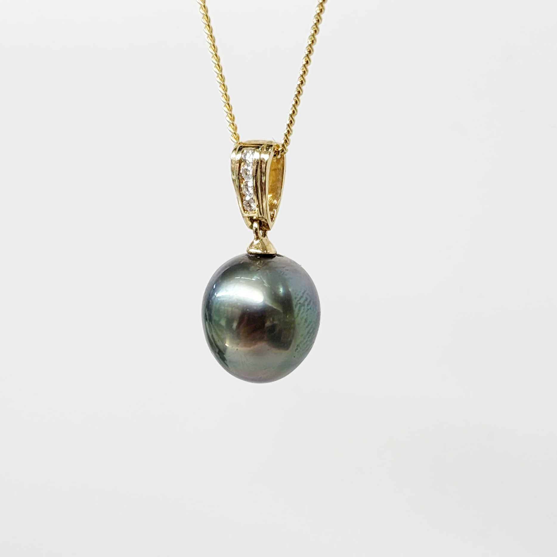 9ct Yellow Gold 10.5-11.0mm Teardrop Tahitian Black Pearl with Diamond Setting Bale Cap Pendant 9ct Yellow Gold 10.5-11.0mm Teardrop Tahitian Black Pearl with Diamond Setting Bale Cap Pendant
