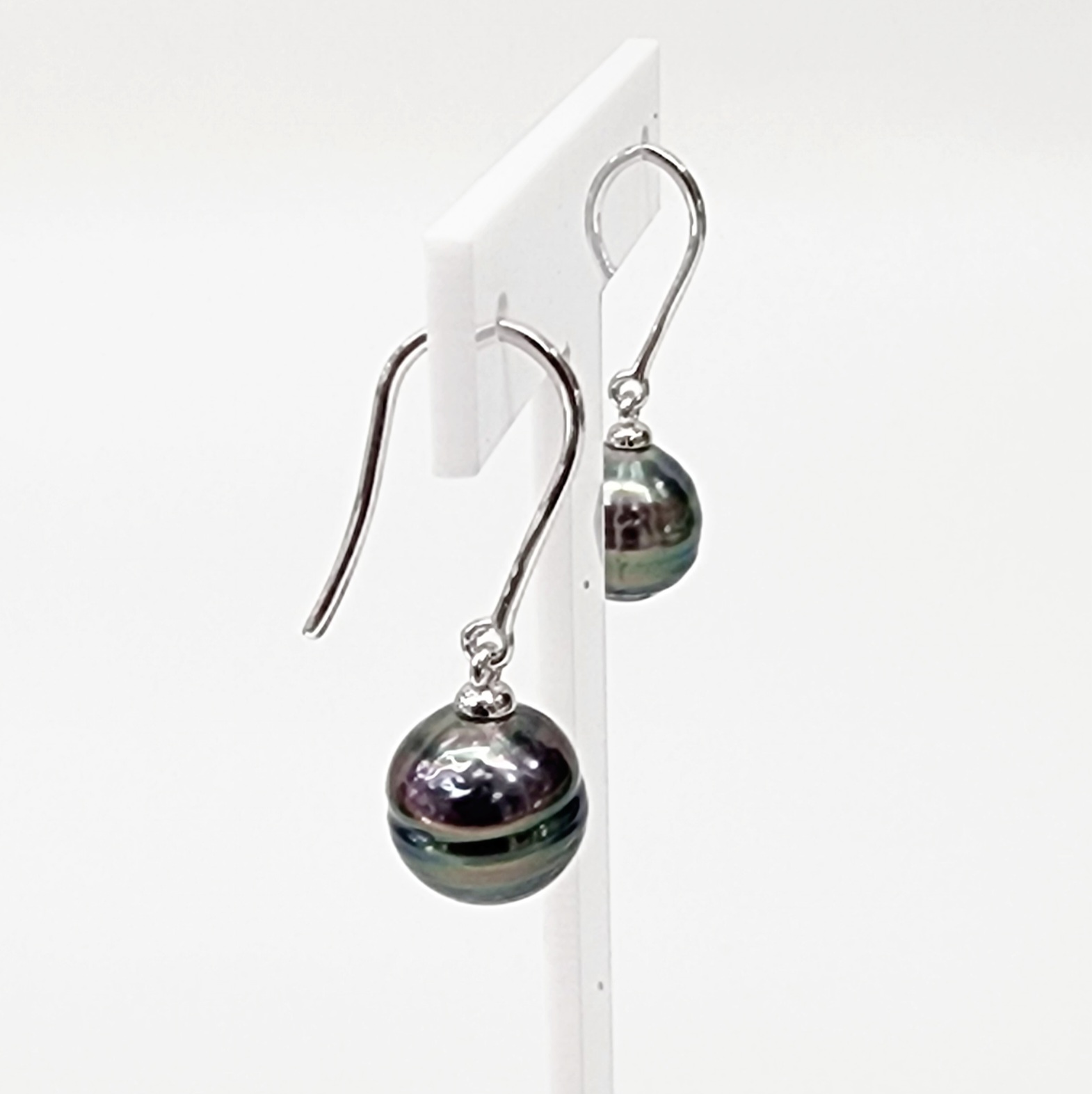 Sterling Silver 8.5mm Round Tahitian Black Pearl Hook Earrings - NJ0099 Greenstone?Jewellery Sterling Silver 8.5mm Round Tahitian Black Pearl Hook Earrings - NJ0099 Greenstone?Jewellery