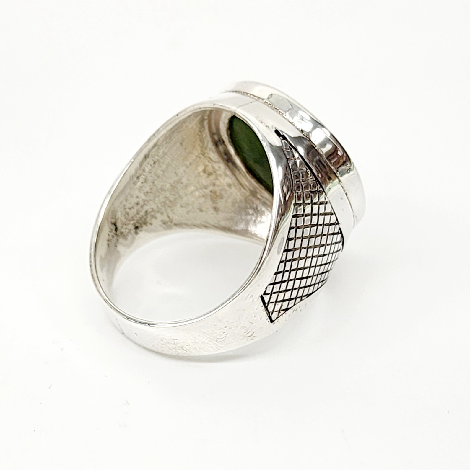 Sterling Silver Gents Ring with 20mm Round NZ Greenstone Disk Insert Greenstone?Jewellery Sterling Silver Gents Ring with 20mm Round NZ Greenstone Disk Insert Greenstone?Jewellery