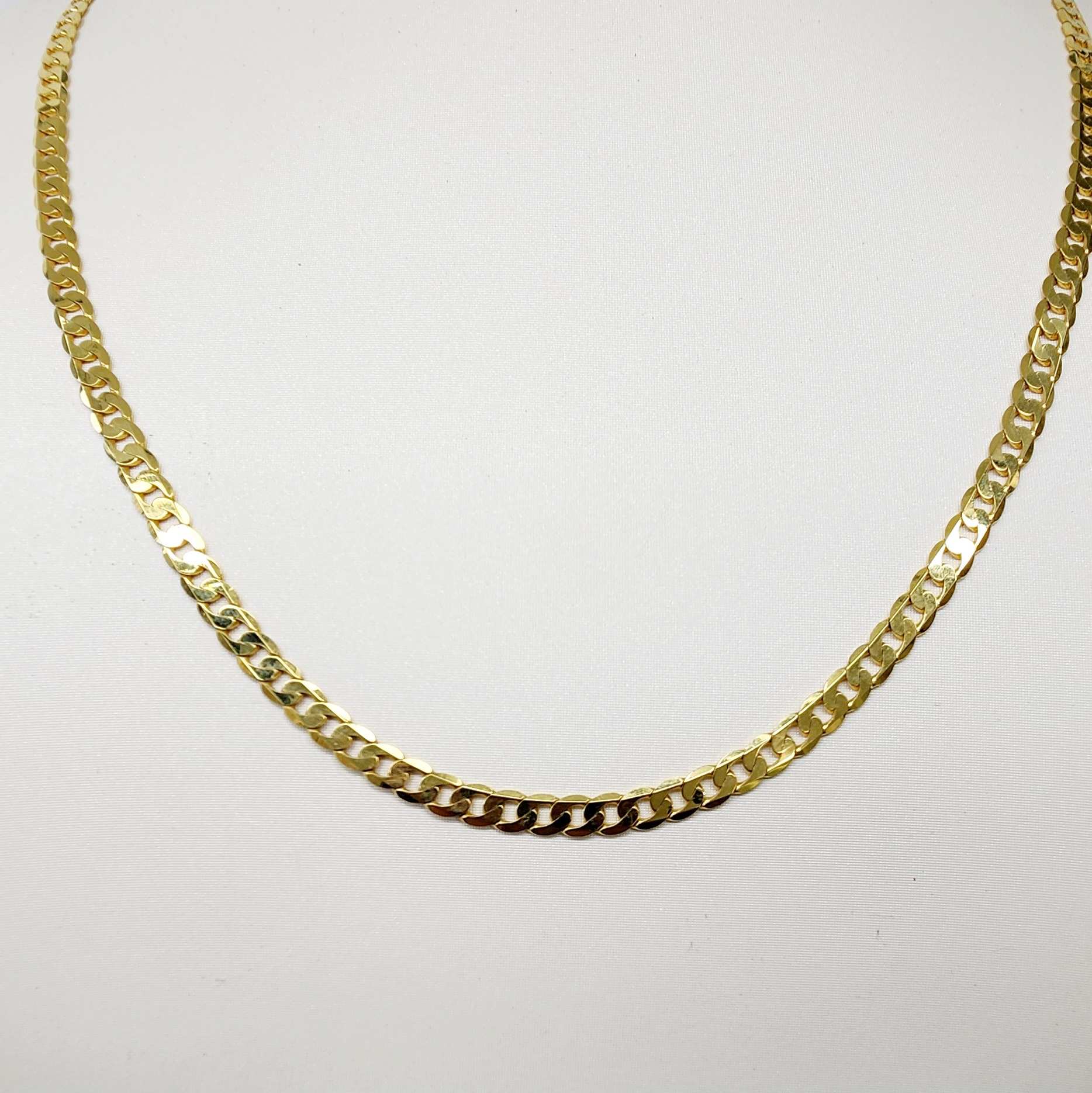 9ct Yellow Gold Gents Flat Bevel Sided Diamond Cut CD120 Curb Link Chain - 56cm Gold Chain 9ct Yellow Gold Gents Flat Bevel Sided Diamond Cut CD120 Curb Link Chain - 56cm Gold Chain