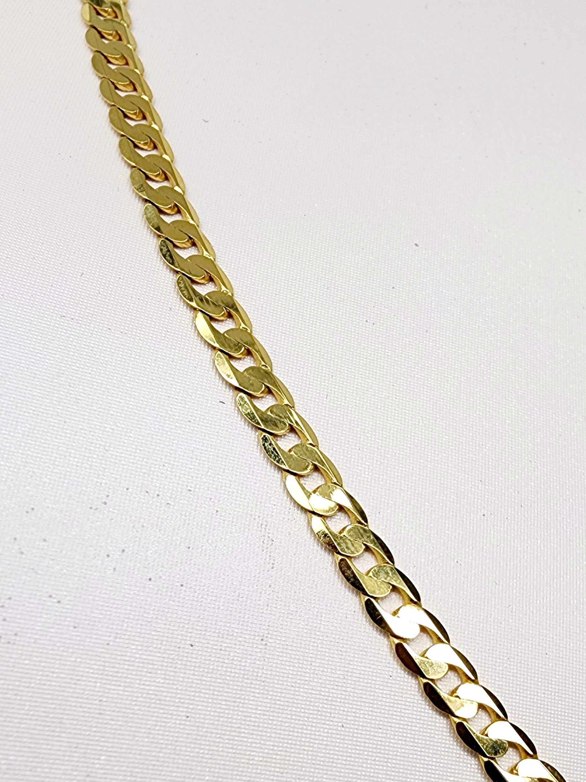 9ct Yellow Gold Gents Flat Bevel Sided Diamond Cut CD120 Curb Link Chain - 56cm Gold Chain 9ct Yellow Gold Gents Flat Bevel Sided Diamond Cut CD120 Curb Link Chain - 56cm Gold Chain