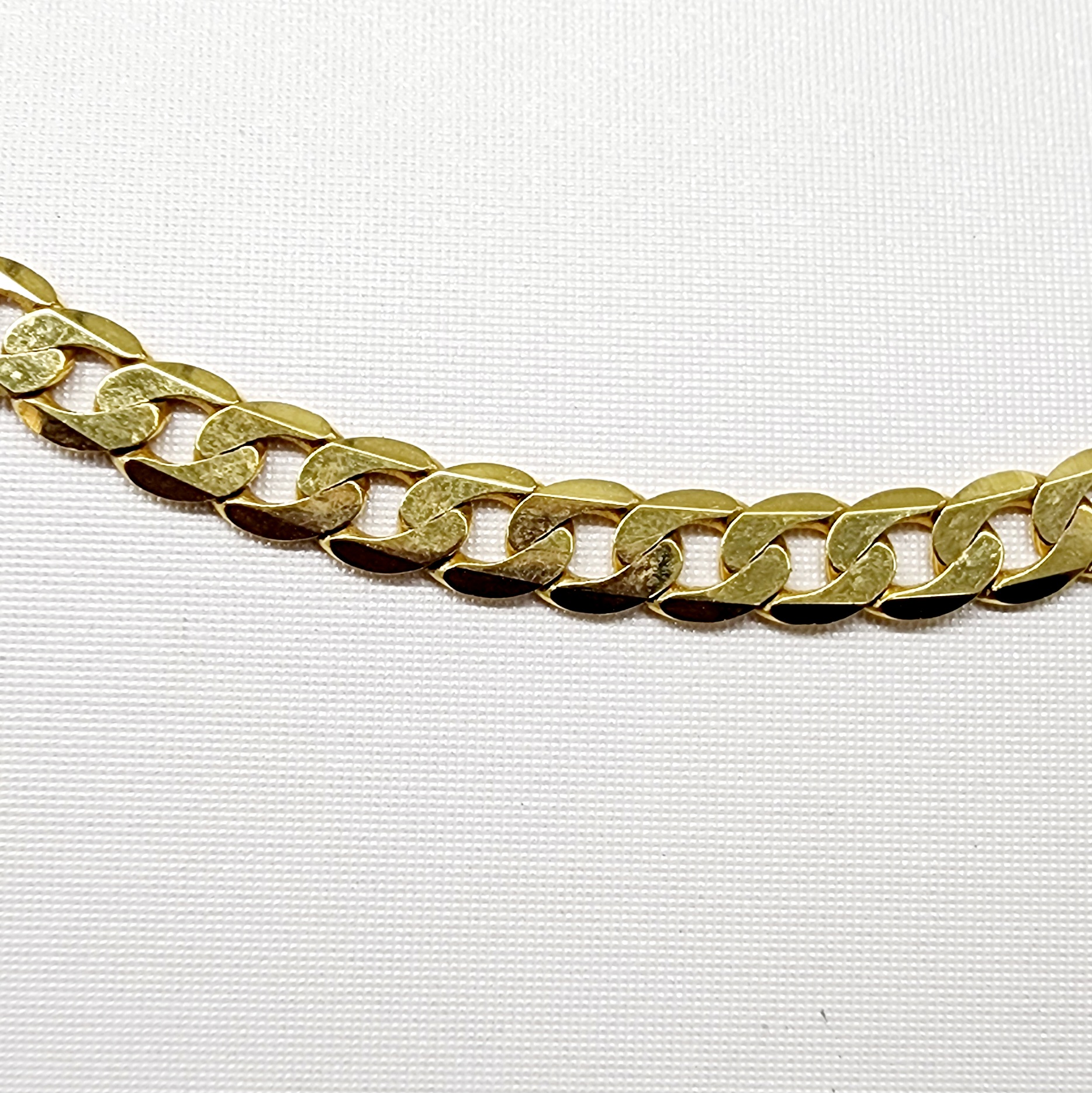 9ct Yellow Gold Gents Flat Bevel Sided Diamond Cut CD120 Curb Link Chain - 56cm Gold Chain 9ct Yellow Gold Gents Flat Bevel Sided Diamond Cut CD120 Curb Link Chain - 56cm Gold Chain