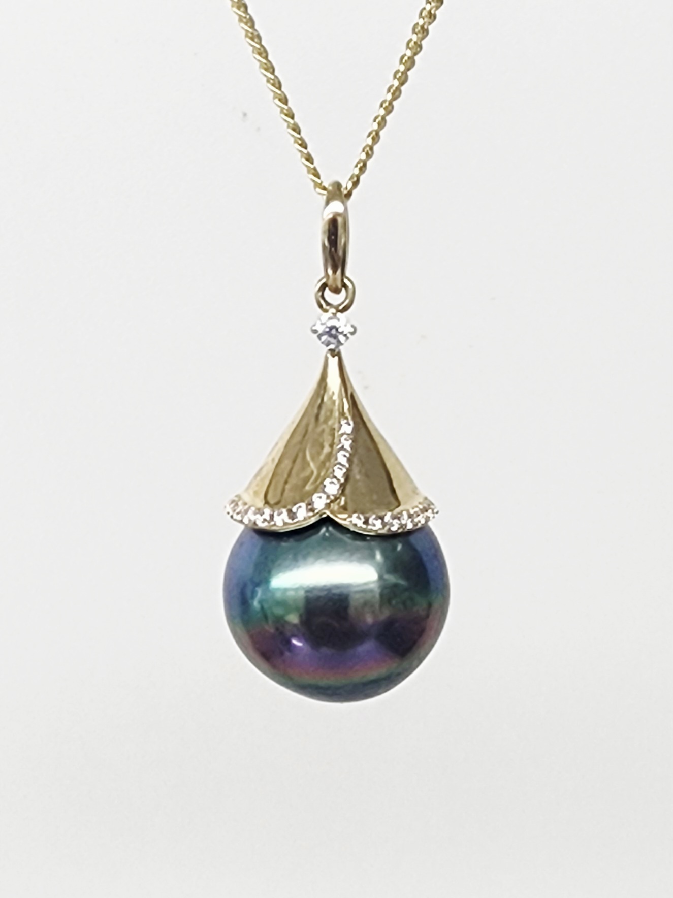 9CT Yellow Gold Tahitian Black Pearl Pendant with Diamond Accents – 13mm–13.5mm - 9CTLLZTBPDIA Seiko 9CT Yellow Gold Tahitian Black Pearl Pendant with Diamond Accents – 13mm–13.5mm - 9CTLLZTBPDIA Seiko
