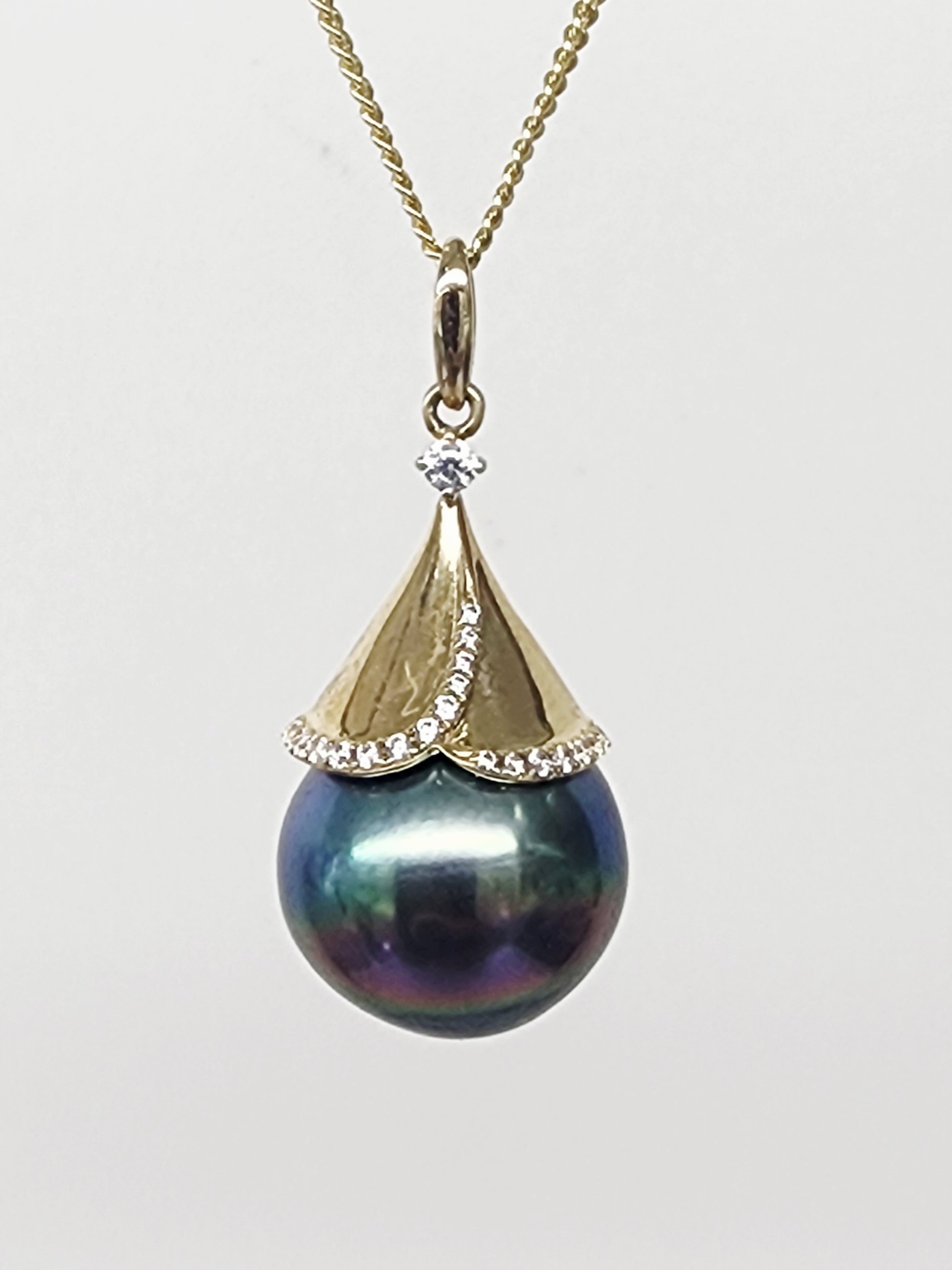 9CT Yellow Gold Tahitian Black Pearl Pendant with Diamond Accents – 13mm–13.5mm - 9CTLLZTBPDIA Seiko 9CT Yellow Gold Tahitian Black Pearl Pendant with Diamond Accents – 13mm–13.5mm - 9CTLLZTBPDIA Seiko