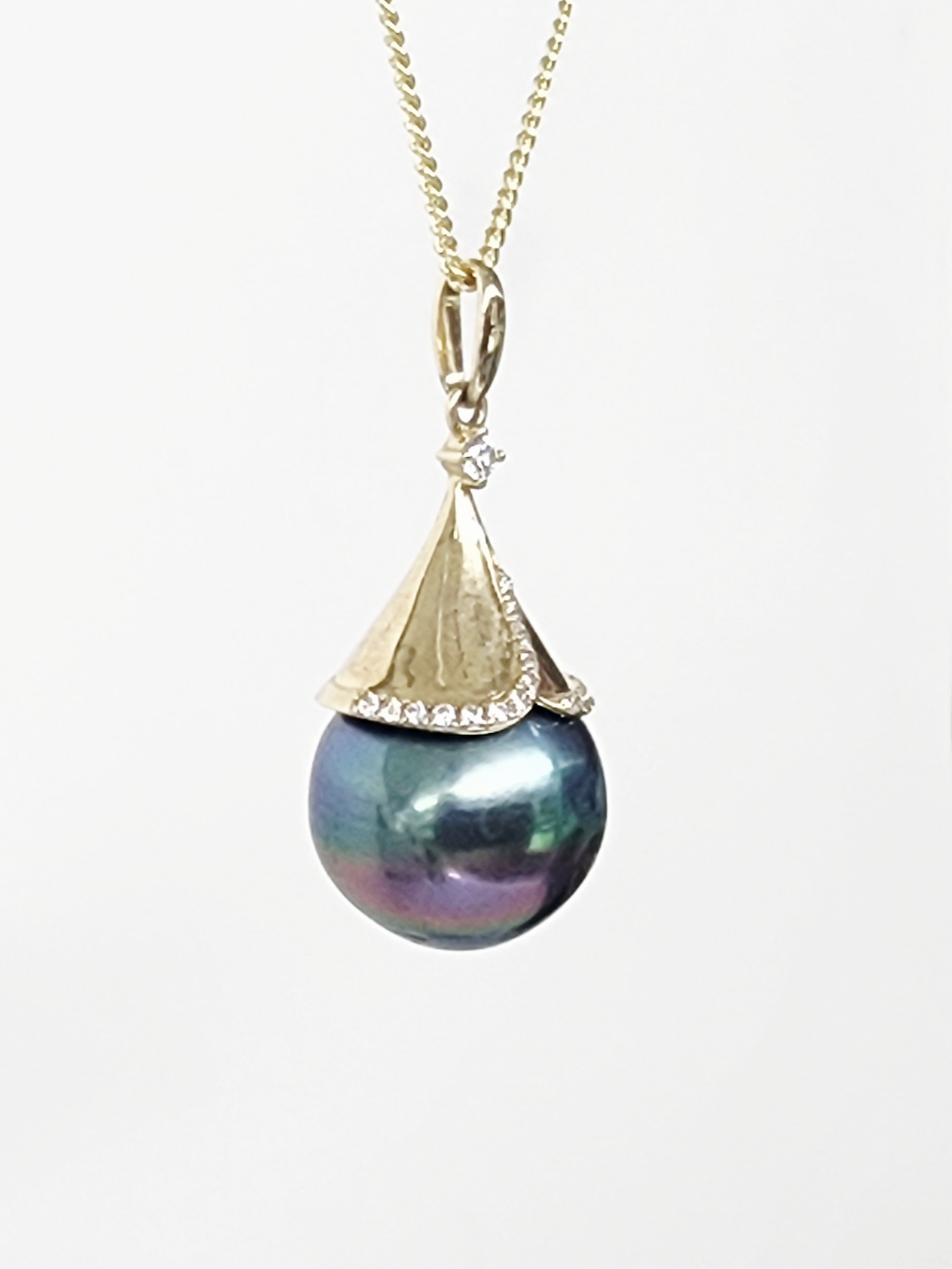 9CT Yellow Gold Tahitian Black Pearl Pendant with Diamond Accents – 13mm–13.5mm - 9CTLLZTBPDIA Seiko 9CT Yellow Gold Tahitian Black Pearl Pendant with Diamond Accents – 13mm–13.5mm - 9CTLLZTBPDIA Seiko