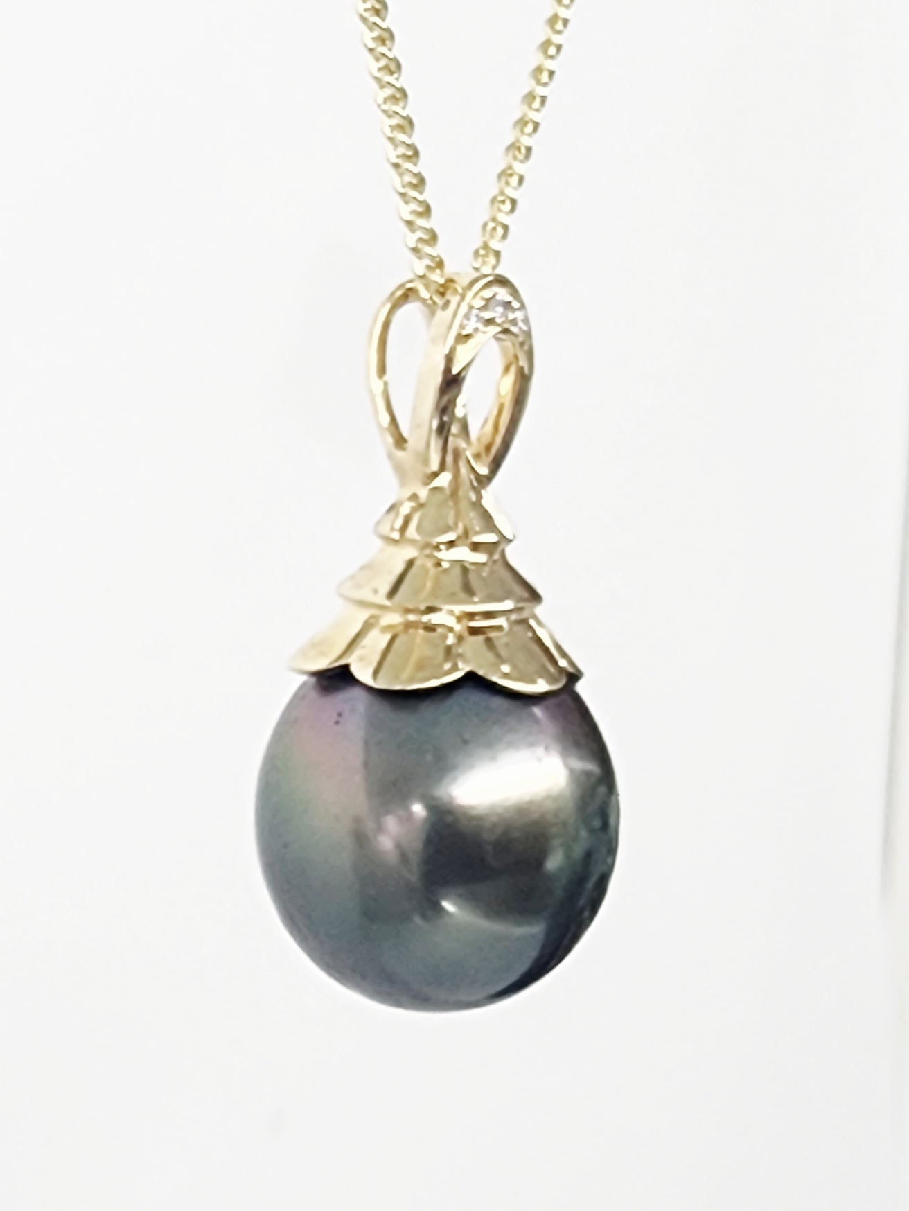 9CT Yellow Gold Tahitian Black Pearl Pendant with Diamond Accents – 11.5mm–12mm - 9CTTLZTBPDIA Seiko 9CT Yellow Gold Tahitian Black Pearl Pendant with Diamond Accents – 11.5mm–12mm - 9CTTLZTBPDIA Seiko
