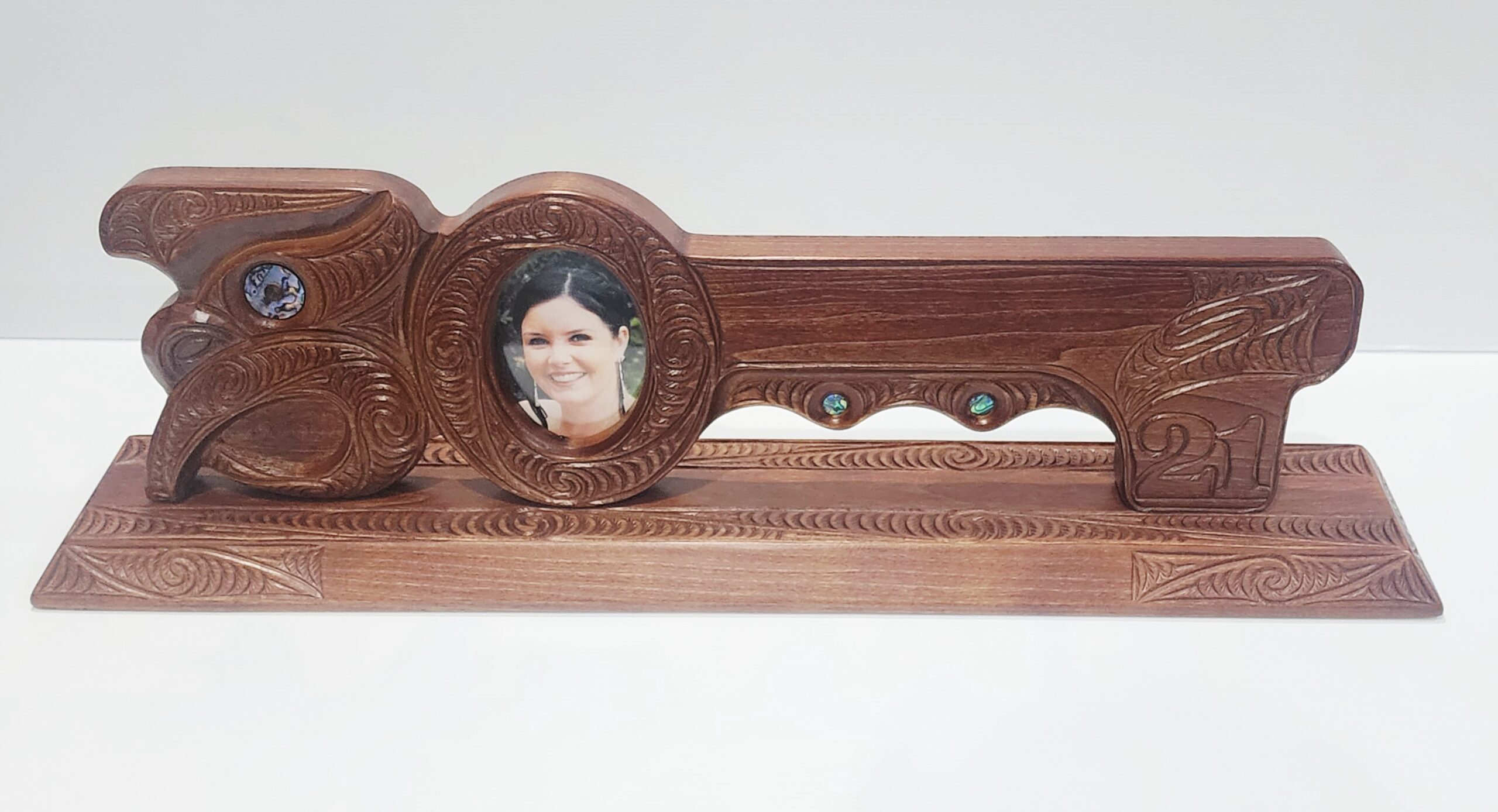 Hand Carved Māori Design 21st Birthday Key with Paua Shell Inlay & Photo Frame – Large Display Stand 21st Keys Hand Carved Māori Design 21st Birthday Key with Paua Shell Inlay & Photo Frame – Large Display Stand 21st Keys