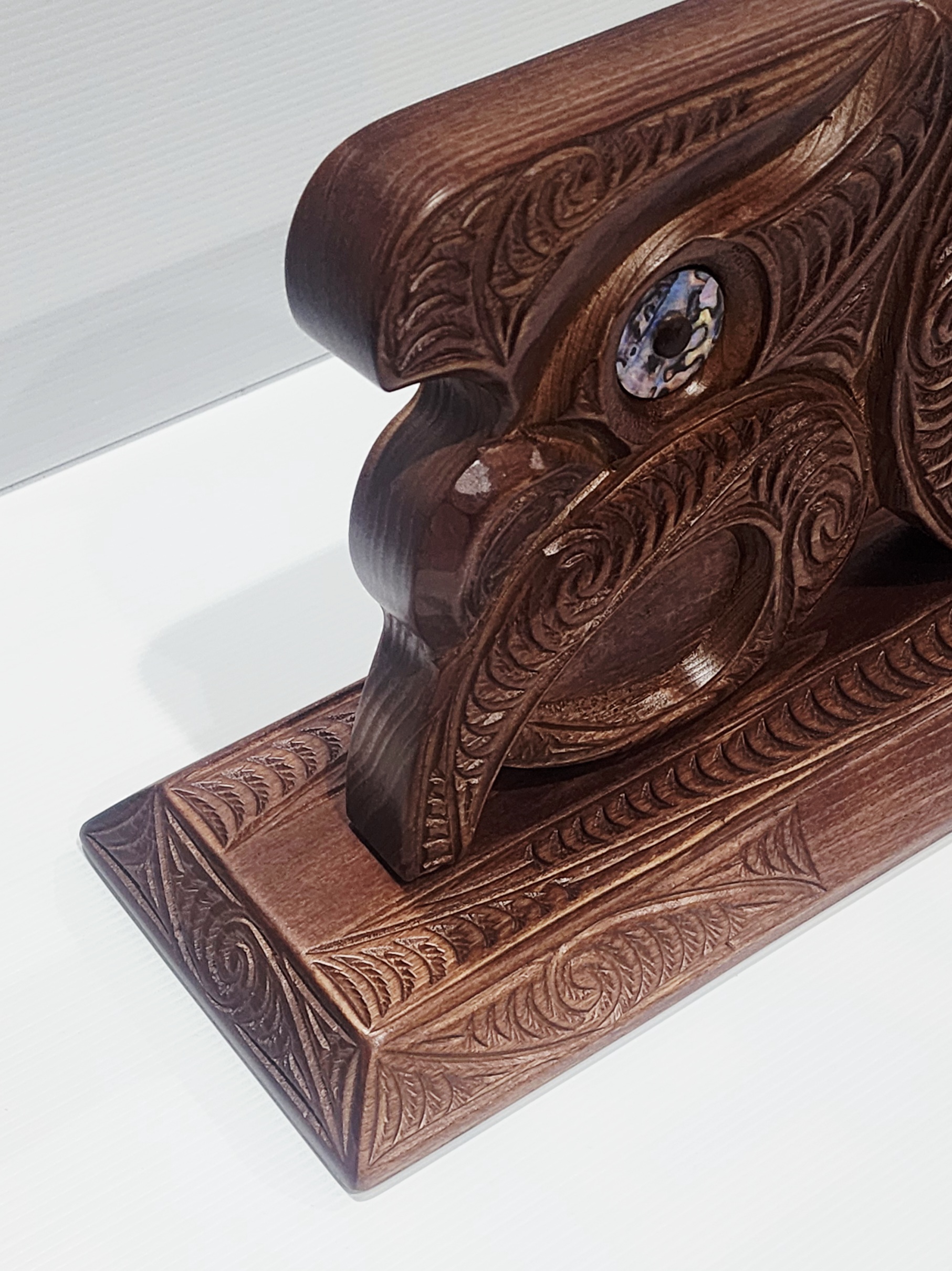 Hand Carved Māori Design 21st Birthday Key with Paua Shell Inlay & Photo Frame – Large Display Stand 21st Keys Hand Carved Māori Design 21st Birthday Key with Paua Shell Inlay & Photo Frame – Large Display Stand 21st Keys