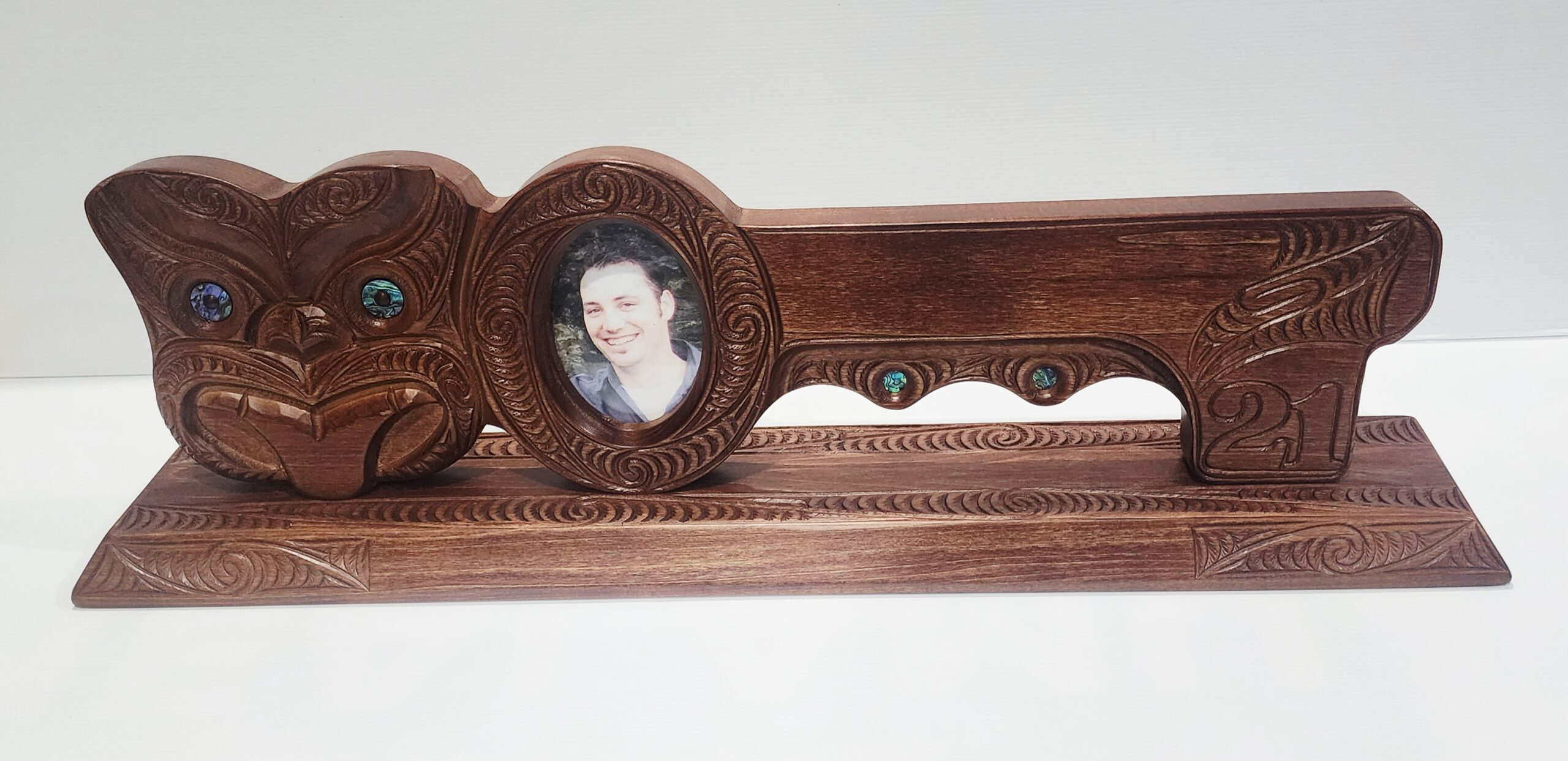 Hand Carved Māori Mask 21st Birthday Key with Paua Shell Eyes & Photo Frame – Large Display Stand 21st Keys Hand Carved Māori Mask 21st Birthday Key with Paua Shell Eyes & Photo Frame – Large Display Stand 21st Keys