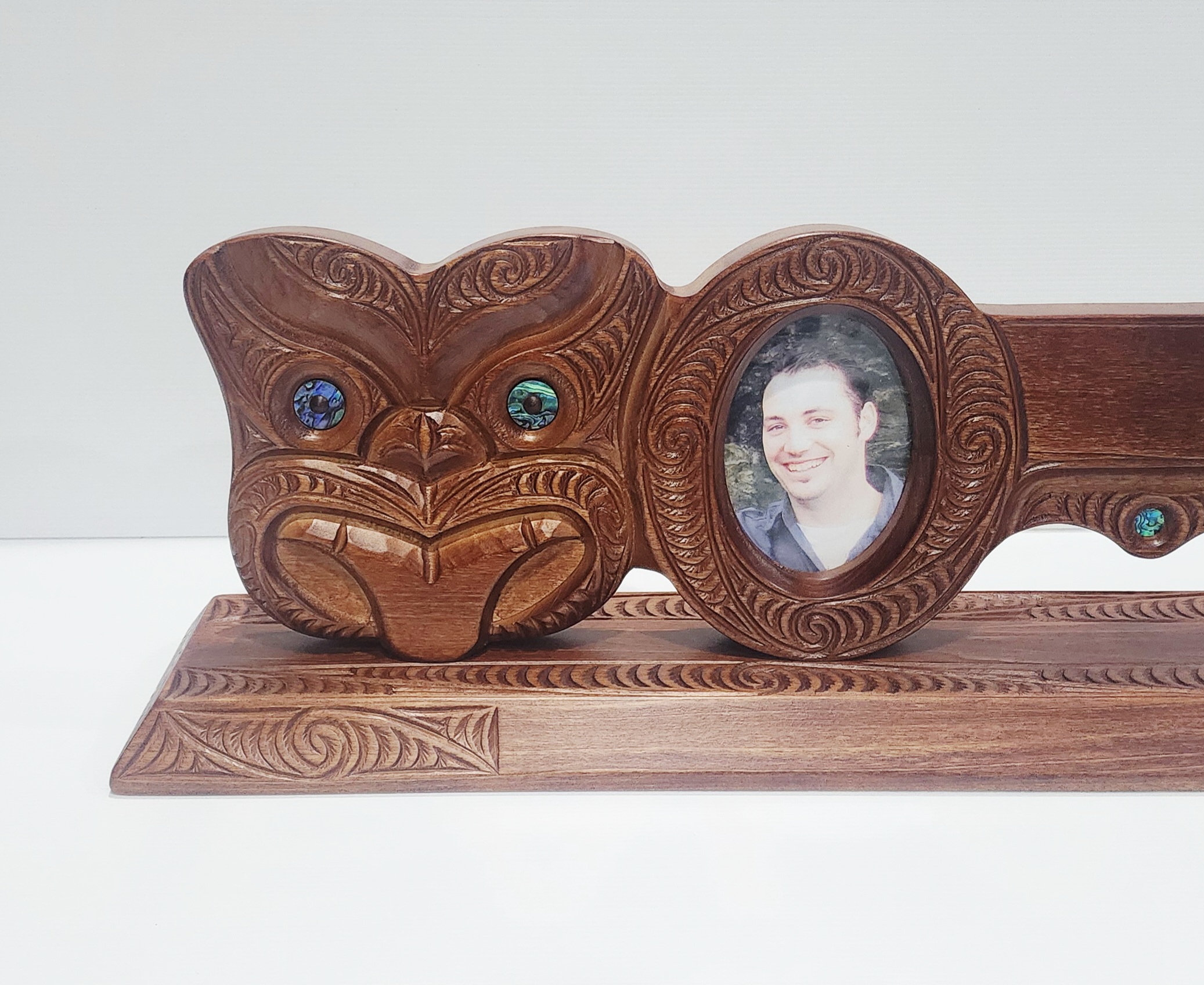 Hand Carved Māori Mask 21st Birthday Key with Paua Shell Eyes & Photo Frame – Large Display Stand 21st Keys Hand Carved Māori Mask 21st Birthday Key with Paua Shell Eyes & Photo Frame – Large Display Stand 21st Keys