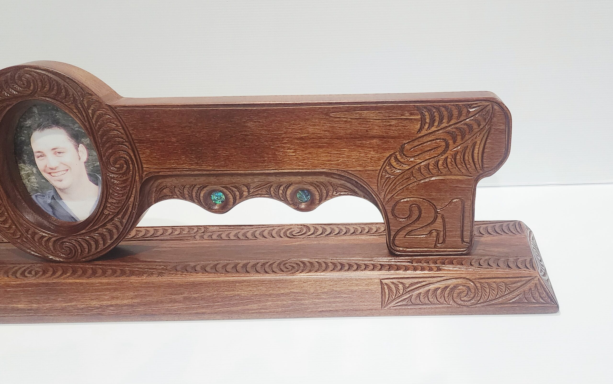 Hand Carved Māori Mask 21st Birthday Key with Paua Shell Eyes & Photo Frame – Large Display Stand 21st Keys Hand Carved Māori Mask 21st Birthday Key with Paua Shell Eyes & Photo Frame – Large Display Stand 21st Keys