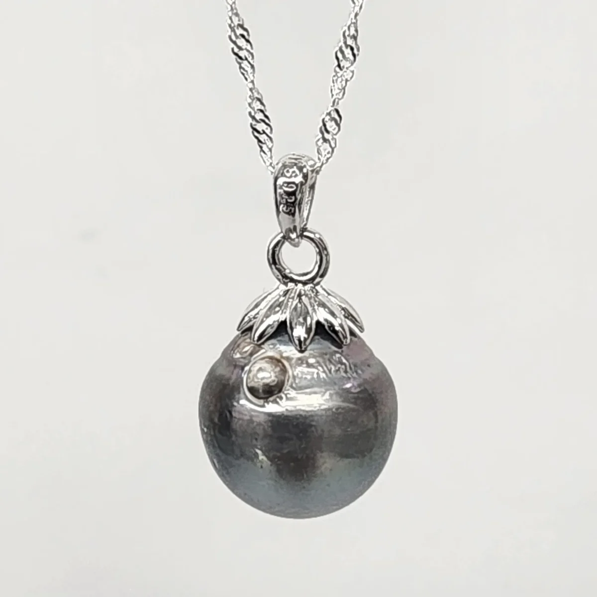 13mm Tahitian Grey Pearl Pendant with Sterling Silver Cap & Complimentary Sterling Silver Chain - SSYZ04