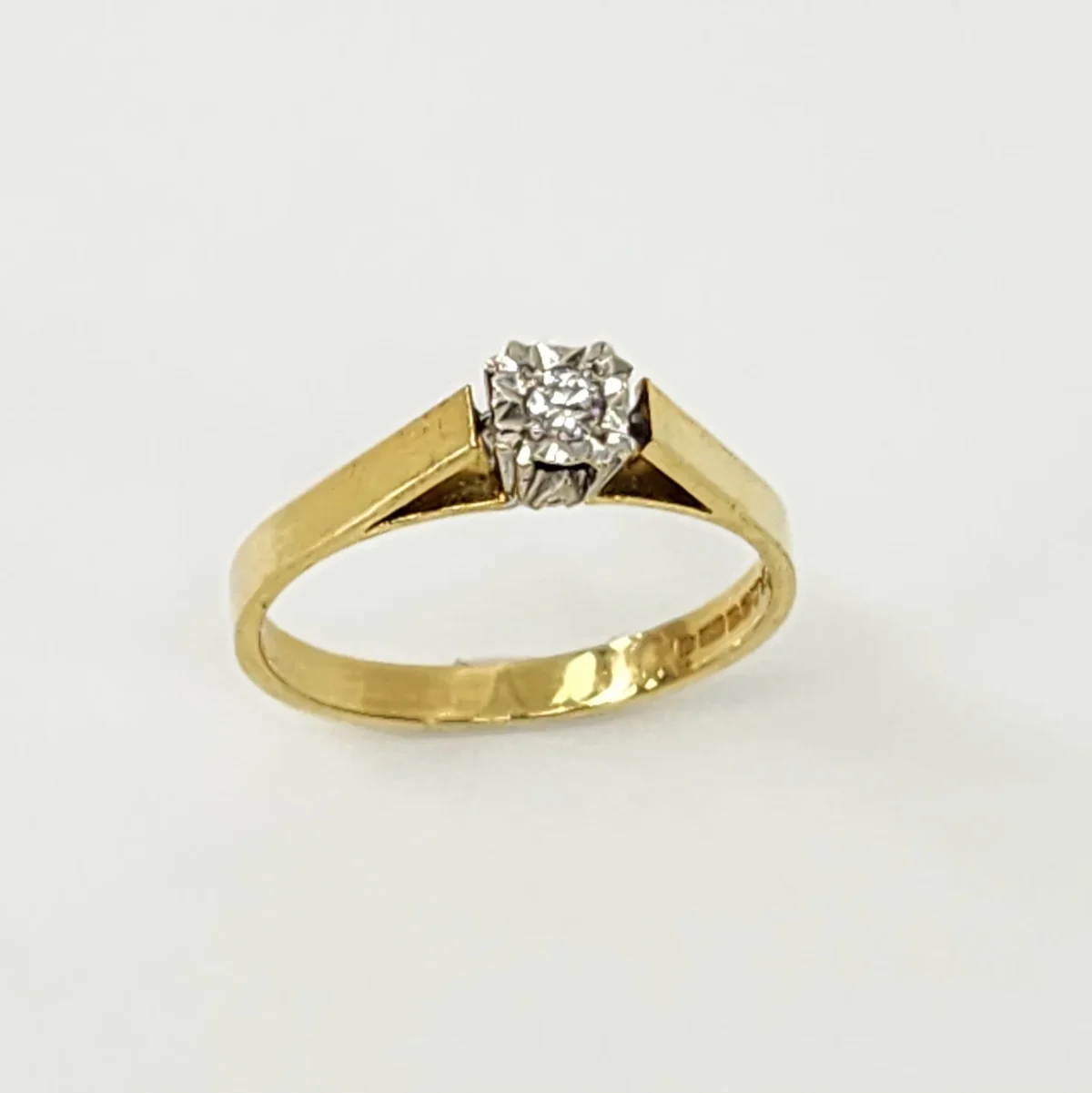 18ct Yellow Gold Engagement Ring with Brilliant Round 0.10ct Diamond Setting