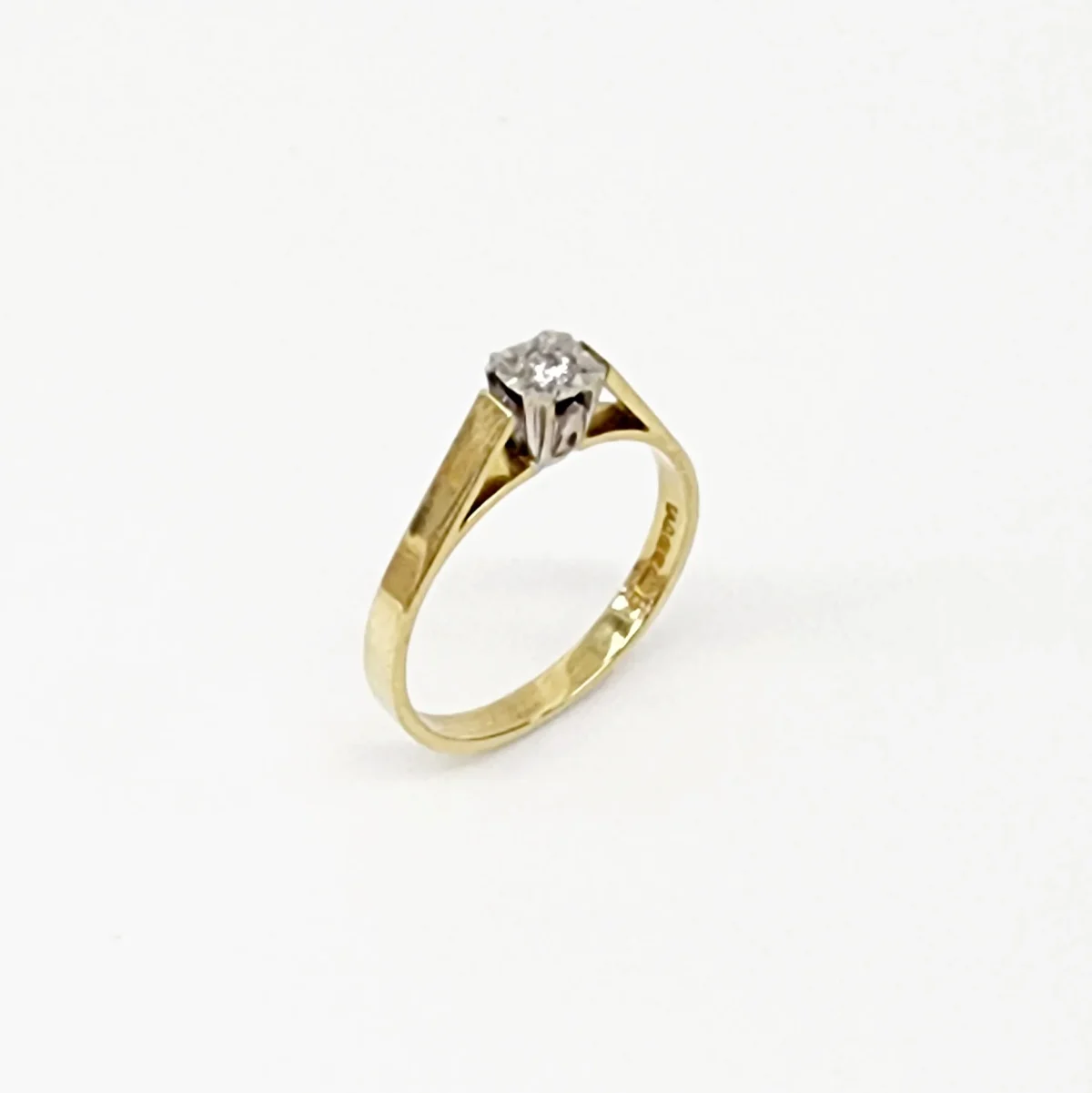 18ct Yellow Gold Engagement Ring with Brilliant Round 0.10ct Diamond Setting
