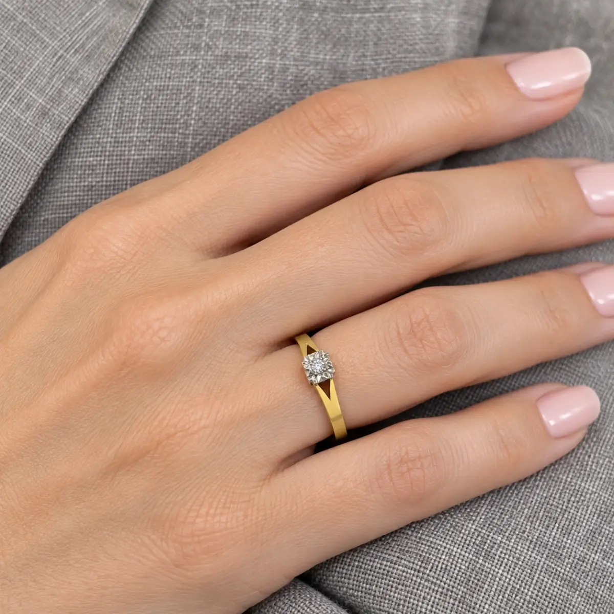 18ct Yellow Gold Engagement Ring with Brilliant Round 0.10ct Diamond Setting