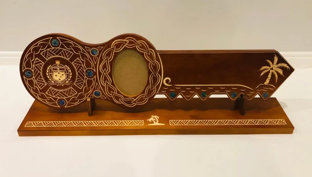21st Island Design Key with Laser Engraved Patterns & Samoan Sila with Round Paua Shell Inlays and Matching Stand - Design 2127 (Stand)