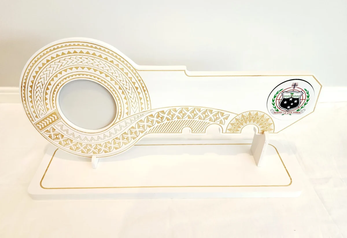 21st White Colour Painted Key with Laser Engraved Island Patterns On The Key and Printed Samoan Sila Disk Insert and Matching Laser Engraved Stand