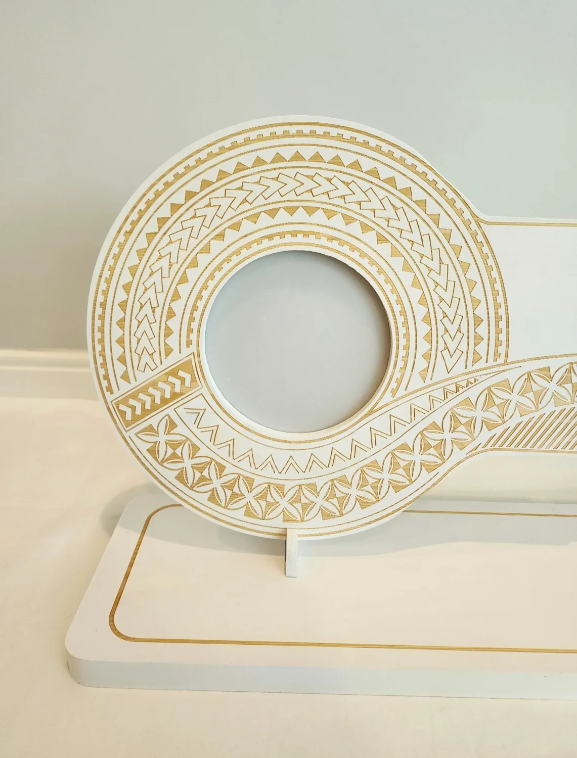 21st White Colour Painted Key with Laser Engraved Island Patterns On The Key and Printed Samoan Sila Disk Insert and Matching Laser Engraved Stand
