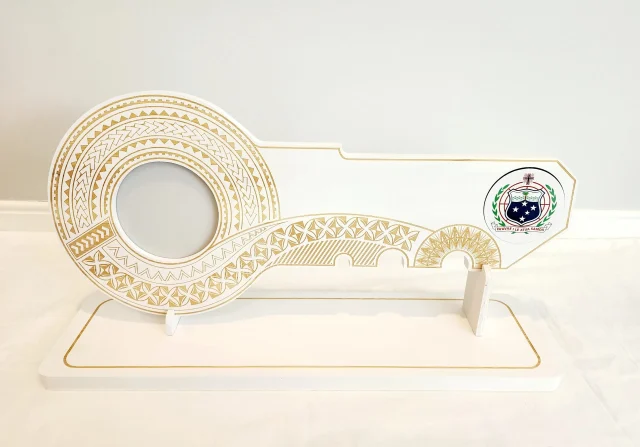 21st White Colour Painted Key with Laser Engraved Island Patterns On The Key and Printed Samoan Sila Disk Insert and Matching Laser Engraved Stand