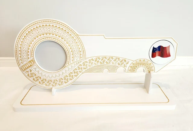 21st White Colour Painted Key with Laser Engraved Island Patterns On The Key and Printed Samoan Flag Disk Insert and Matching Laser Engraved Stand