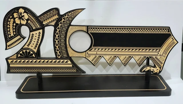 21st Wooden Key Black Shade Island Design On Stand With Hibiscus Flower