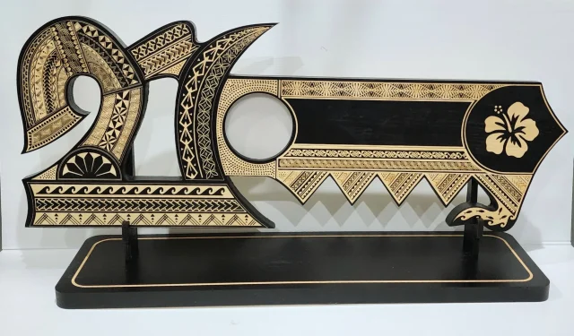 21st Wooden Key Black Shade Island Design On Stand With Hibiscus Flower