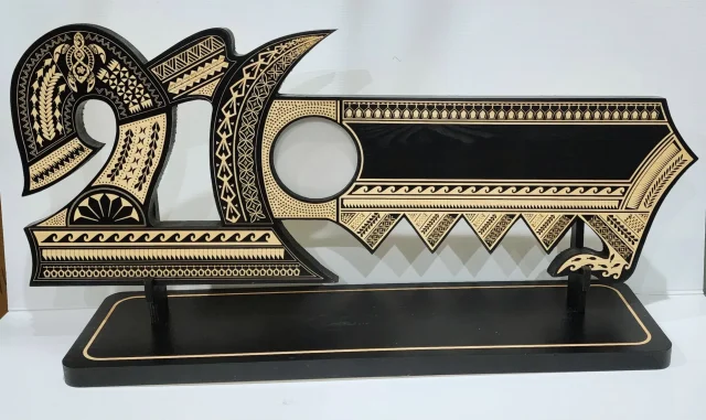 21st Wooden Key Black Shade Island Design On Stand With Polynesian Tattoo Design Hui Turtle Triple Twist