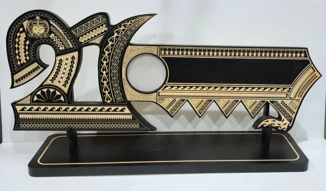 21st Wooden Key Black Shade Island Design On Stand With Samoan Sila