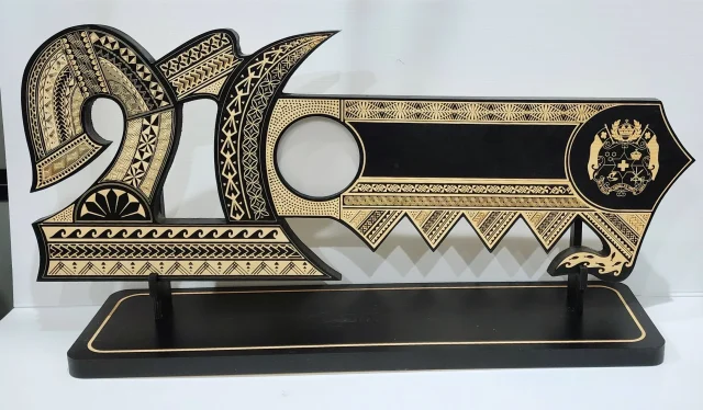 21st Wooden Key Black Shade Island Design On Stand With Tongan Sila