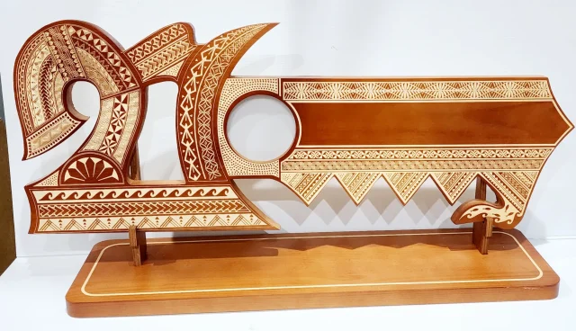 21st Wooden Key Brown Shade Island Design On Stand