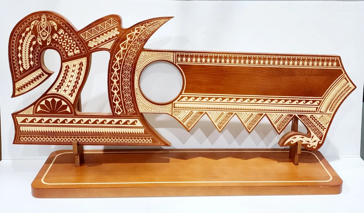 21st Wooden Key Brown Shade Island Design On Stand With Polynesian Tattoo Design Hui Turtle Triple Twist