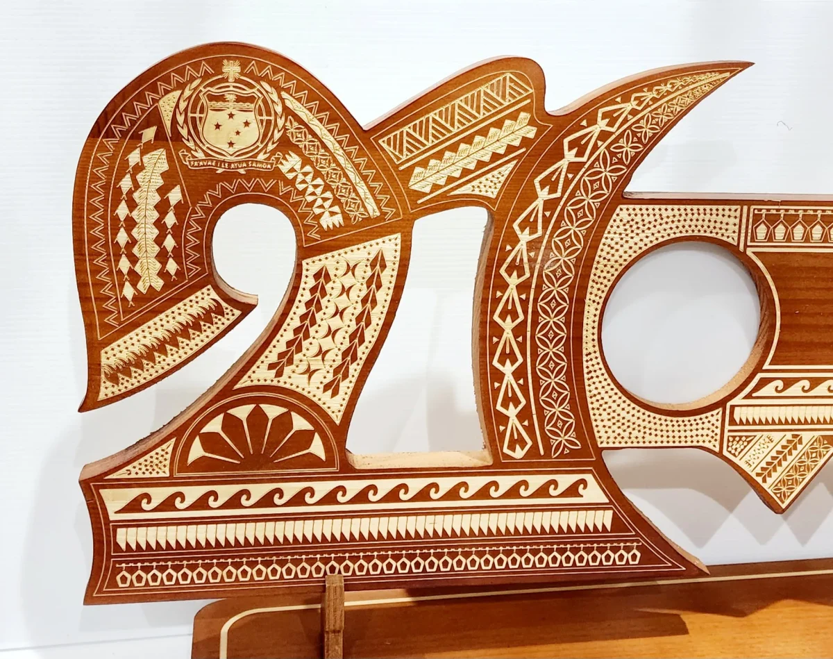 21st Wooden Key Brown Shade Island Design On Stand With Samoan Sila