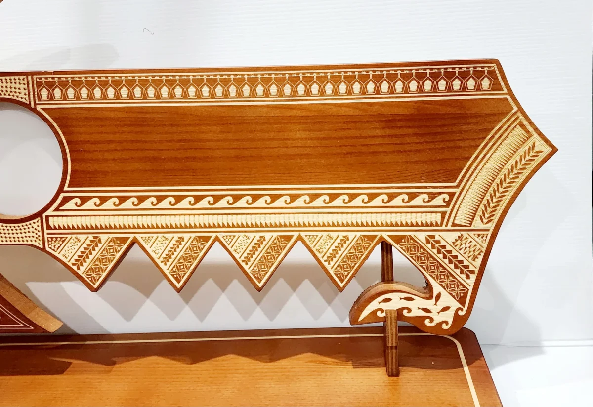 21st Wooden Key Brown Shade Island Design On Stand With Samoan Sila