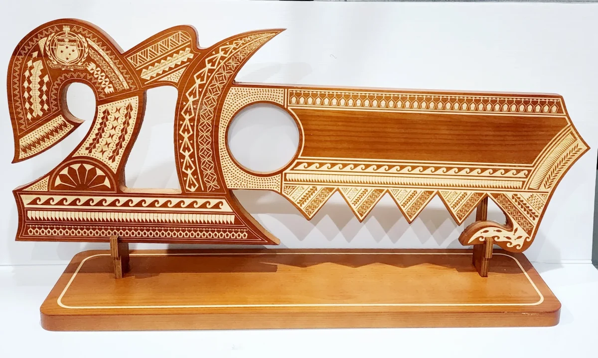 21st Wooden Key Brown Shade Island Design On Stand With Samoan Sila