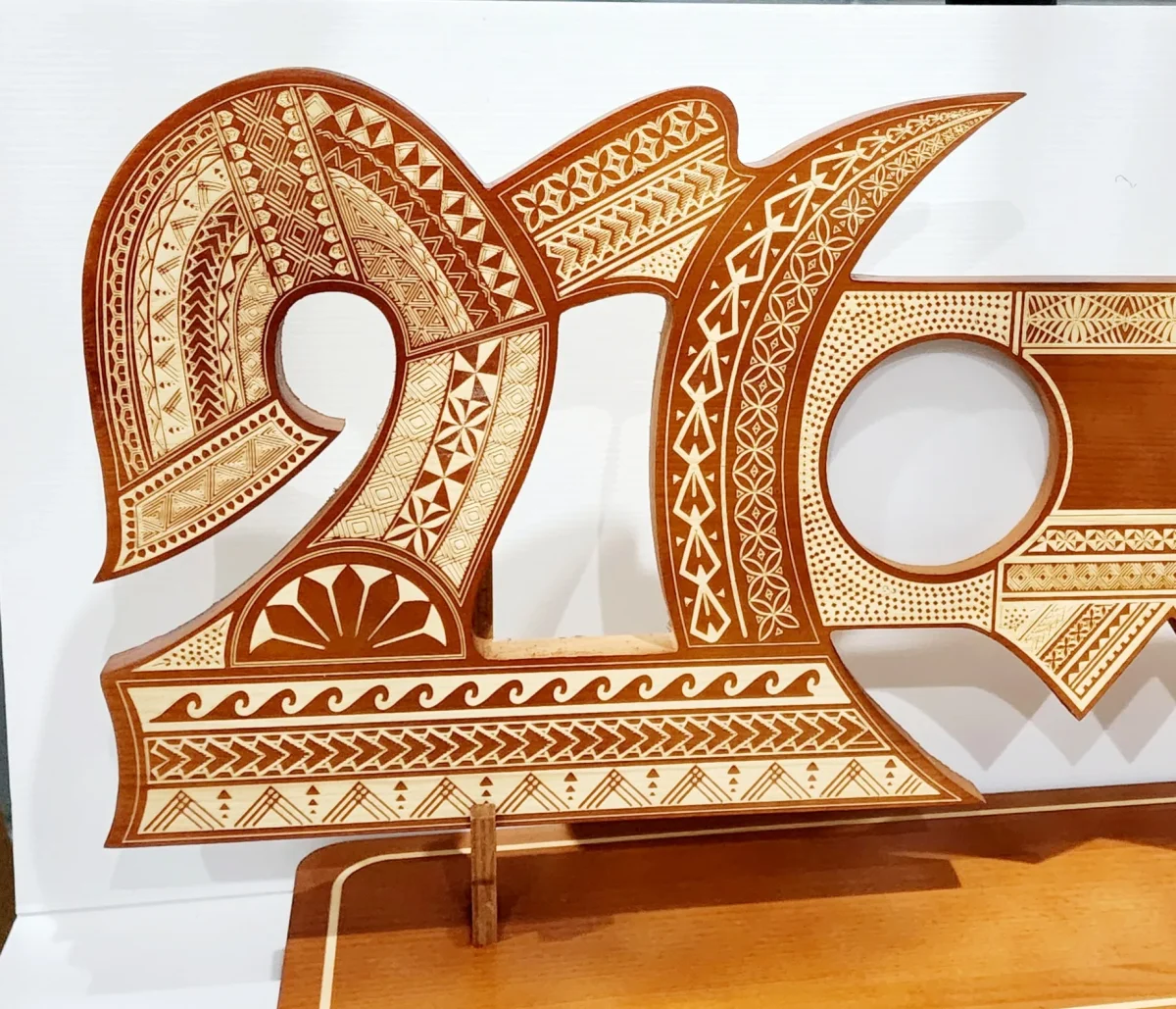 21st Wooden Key Brown Shade Island Design On Stand With Samoan Sila