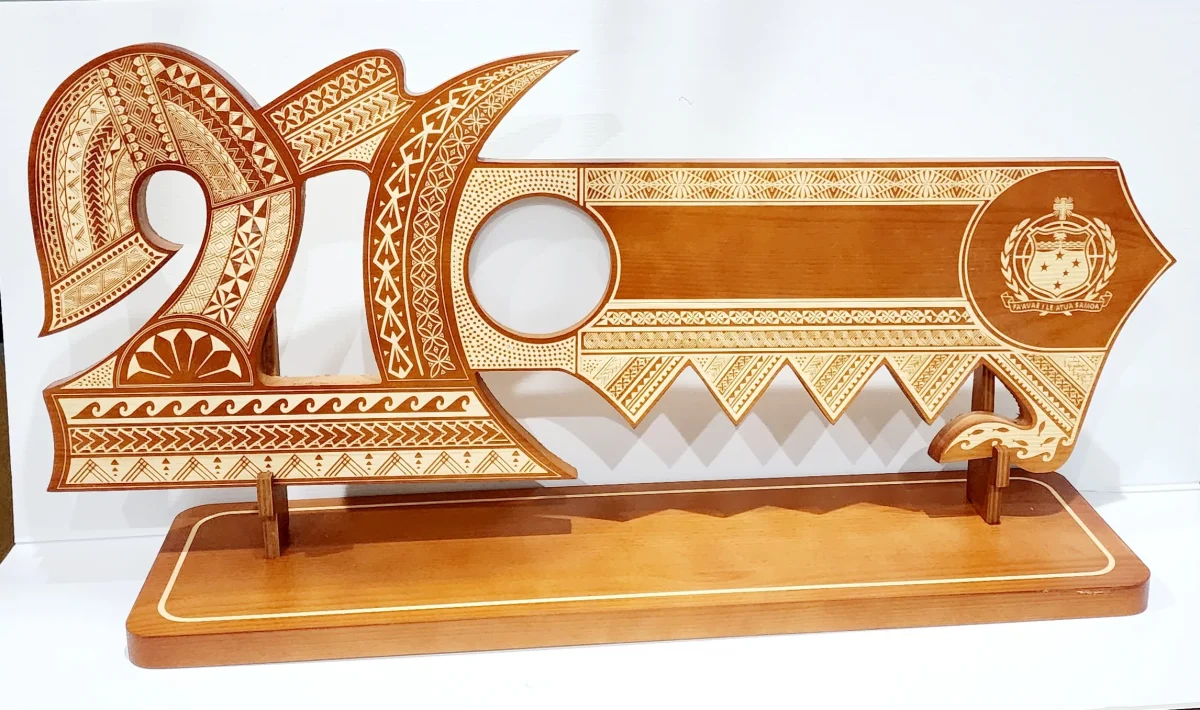 21st Wooden Key Brown Shade Island Design On Stand With Samoan Sila
