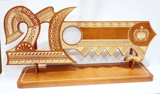 21st Wooden Key Brown Shade Island Design On Stand With Samoan Sila