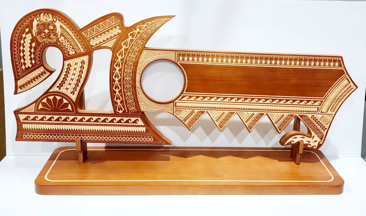 21st Wooden Key Brown Shade Island Design On Stand With Tongan Sila