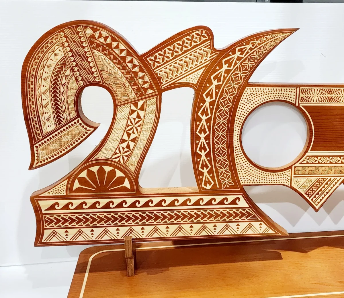 21st Wooden Key Brown Shade Island Design On Stand With Tongan Sila