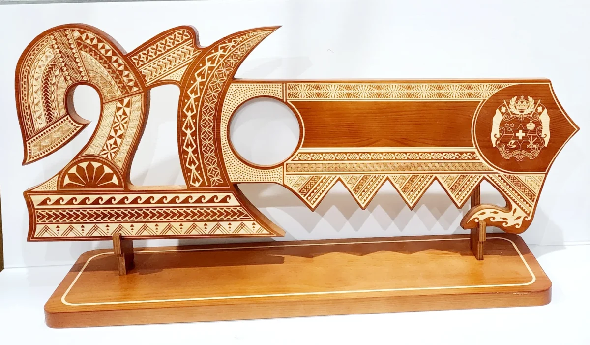 21st Wooden Key Brown Shade Island Design On Stand With Tongan Sila