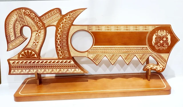 21st Wooden Key Brown Shade Island Design On Stand With Tongan Sila
