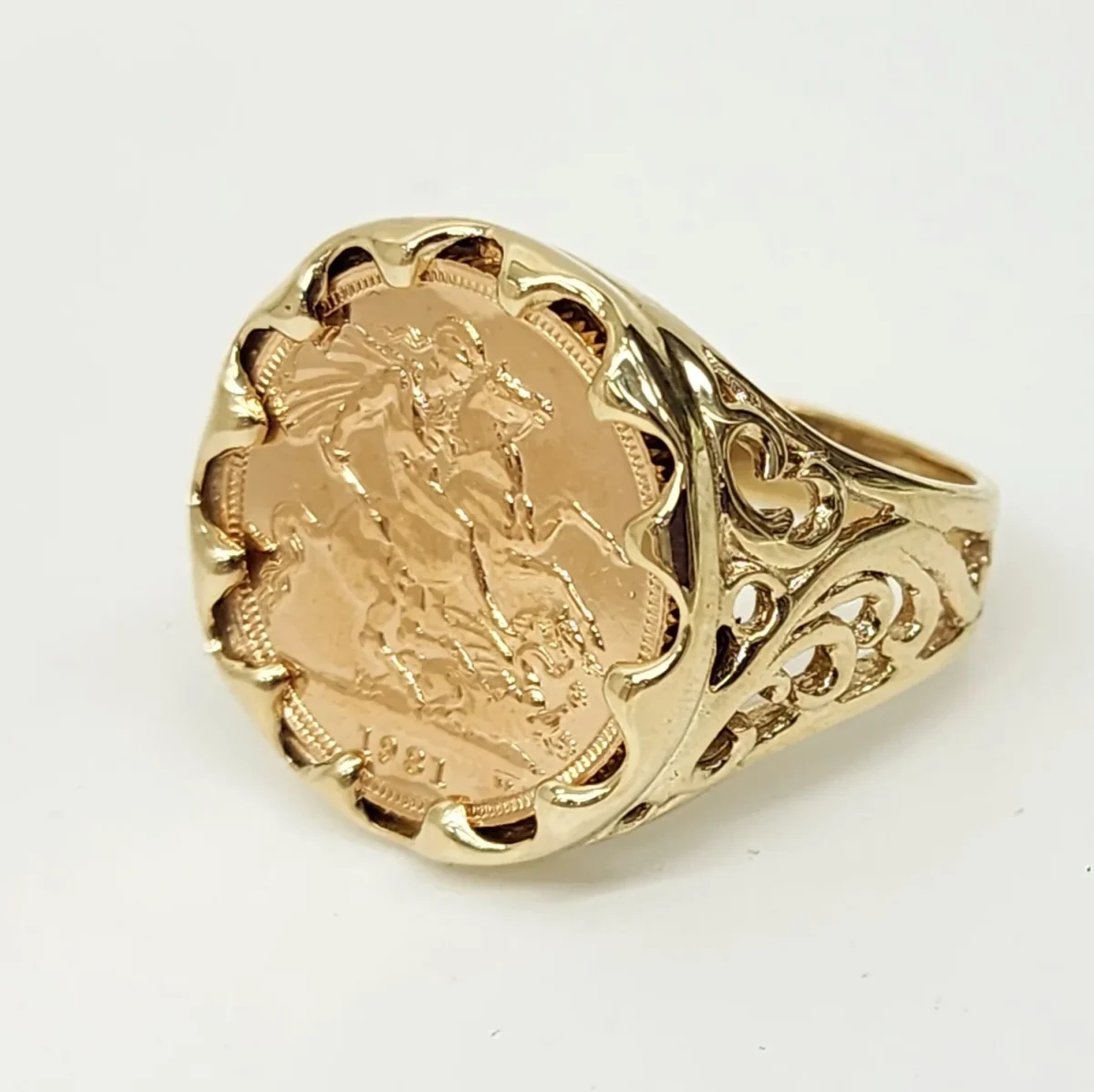 22ct Gold 1981 Full Sovereign Coin Ring with 9ct Gold Claw Set Ring Mount